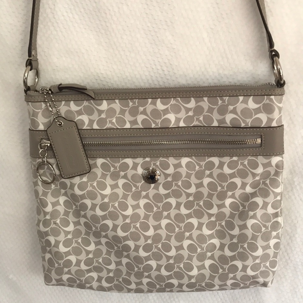 👛🌸👛 EUC Coach Crossbody Grey and White with Lilac Lining